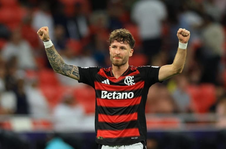 Zagueiro Léo Pereira impede que pisem no escudo do Botafogo