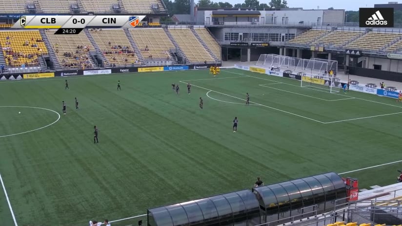 GOAL: Daniel Strachan, Columbus Crew 2 - 25th minute