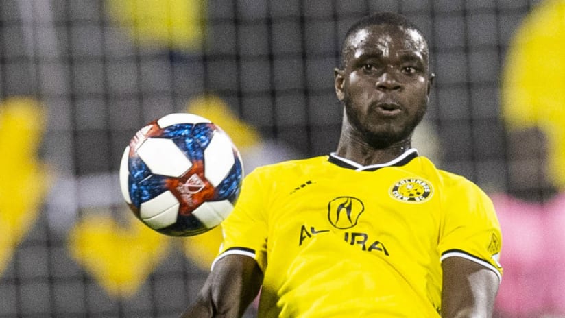 Jonathan Mensah - chesting ball - vs DC United