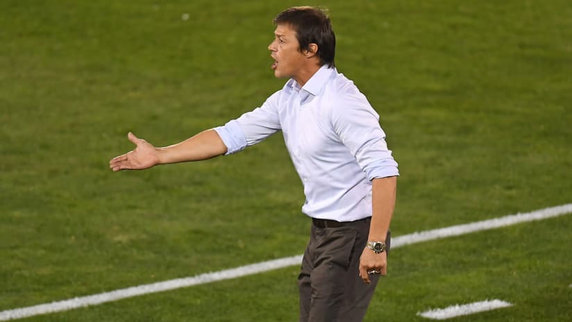 Matias Almeyda - San Jose Earthquakes - shouts on the sideline