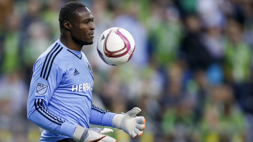 Donovan Ricketts tosses a ball - LA Galaxy - 2015