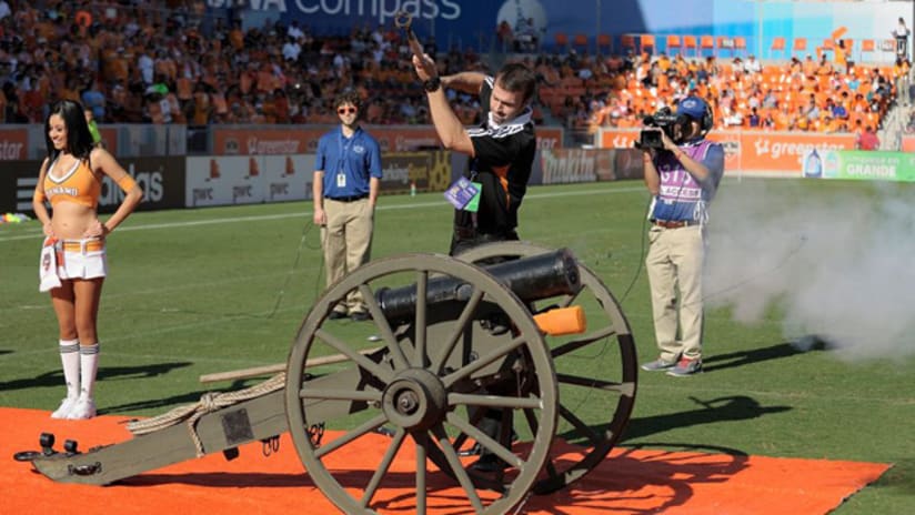 Eddie Robinson lights El Capitan, Houston playoffs vs Sporting KC