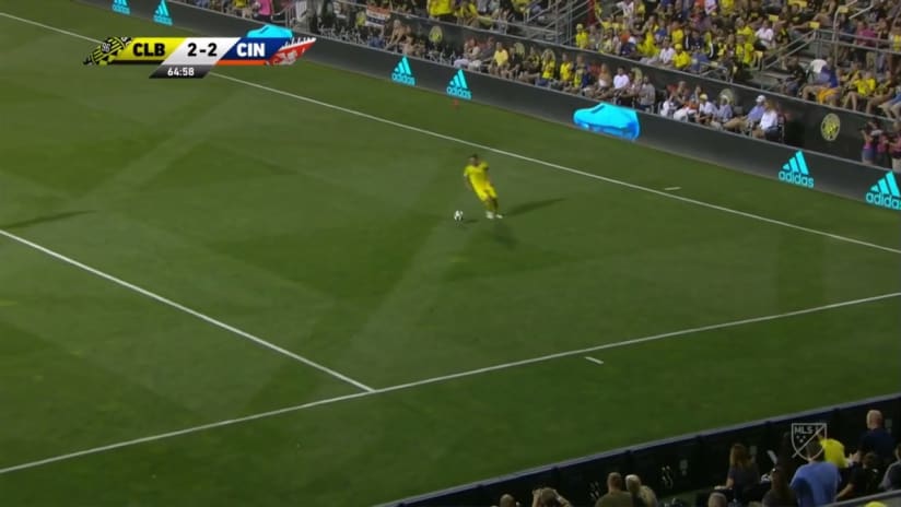 SHOT: Gyasi Zardes knocks Pedro Santos cross wide