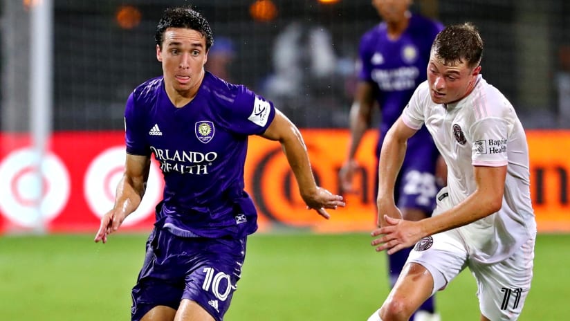 Mauricio Pereyra dribbles - Orlando City SC