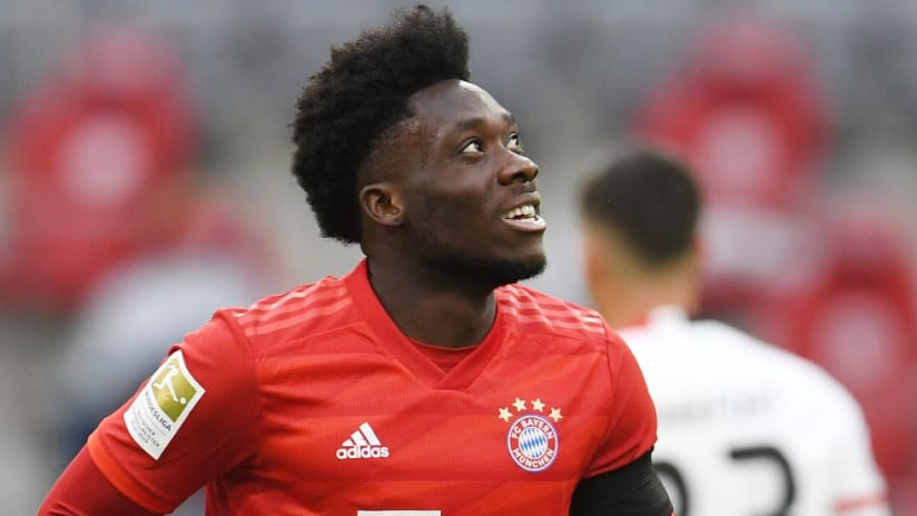 Alphonso Davies - looks skyward - Bayern Munich