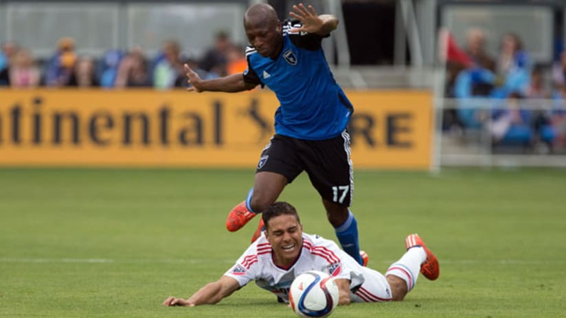 Sanna Nyassi trips Quincy Amarikwa in SJvCHI