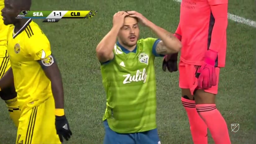 SHOT: Jordan Morris heads an effort just wide