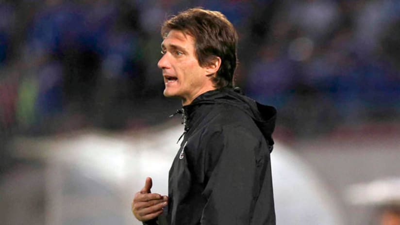 Guillermo Barros Schelotto coaching Lanus