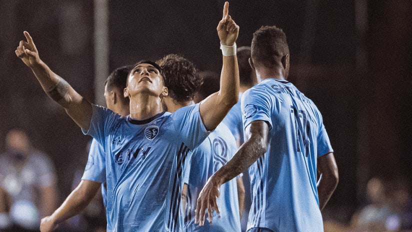 Alan Pulido - Sporting Kansas City - hands up