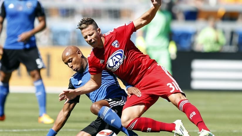 Jordan Stewart (San Jose Earthquakes) battles with Michel (FC Dallas)