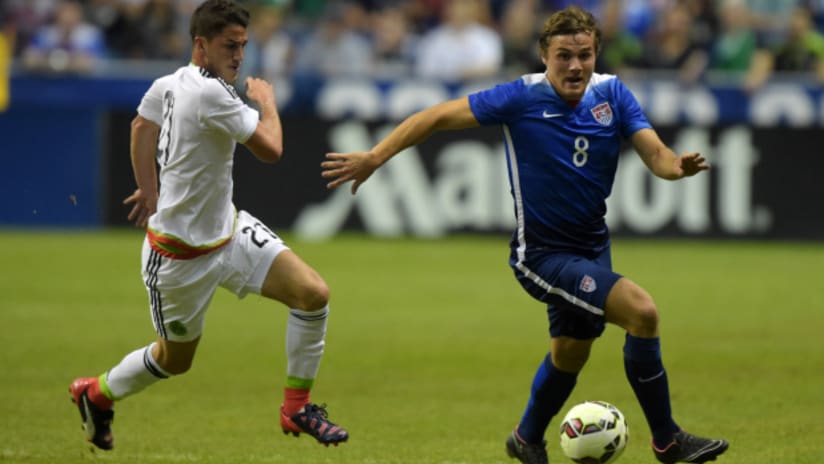 Hiram Mier (Mexico) chases Jordan Morris (US) during a friendly, April 2015