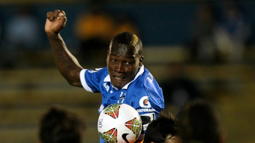 Andrés "Belleza" Mendoza heads a ball with Universidad Católica