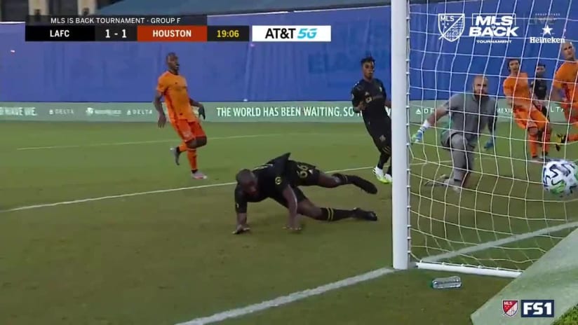 ASSIST: Diego Rossi, Los Angeles Football Club - 19th minute