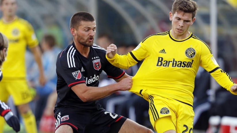 Wil Trapp battles Perry Kitchen - Columbus Crew SC vs. DC United - October 25, 2015