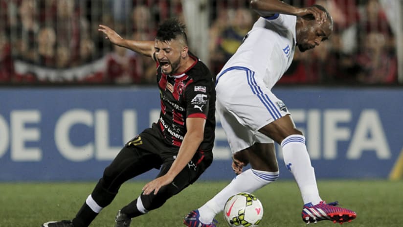 Nigel Reo-Coker (Montreal Impact) and Diego Calvo (Alajuelense) battle for the ball in a CCL semifinal