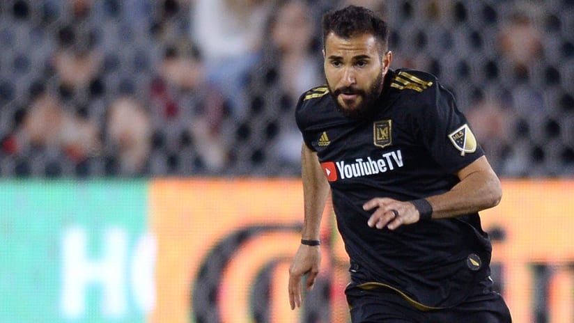 Steven Beitashour – LAFC – dribbles upfield