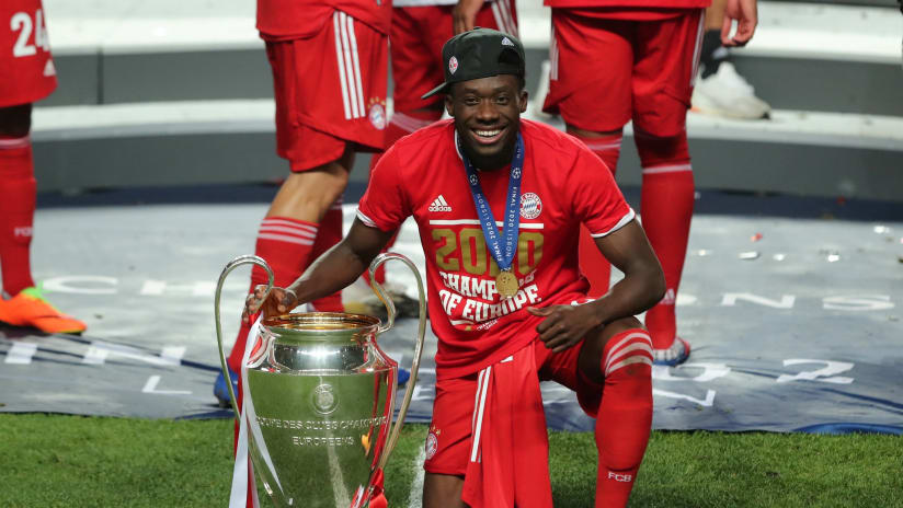 Alphonso Davies - Bayern Munich kneels with trophy - August 23, 2020