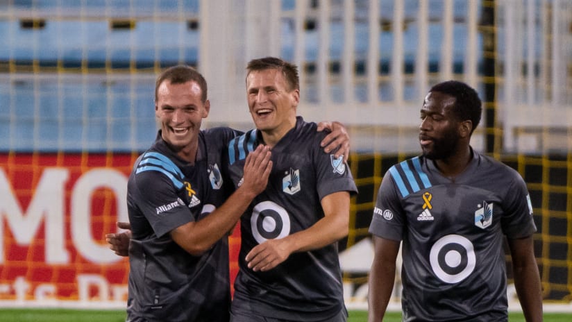 Robin Lod - celebrates his goal with Minnesota United teammates