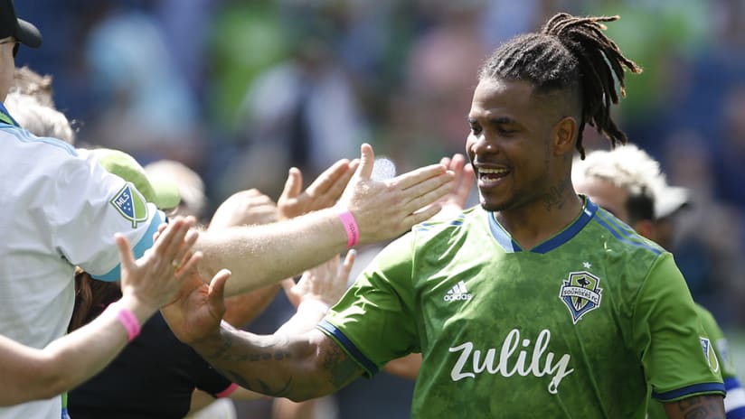 Roman Torres - fan high five - tight shot