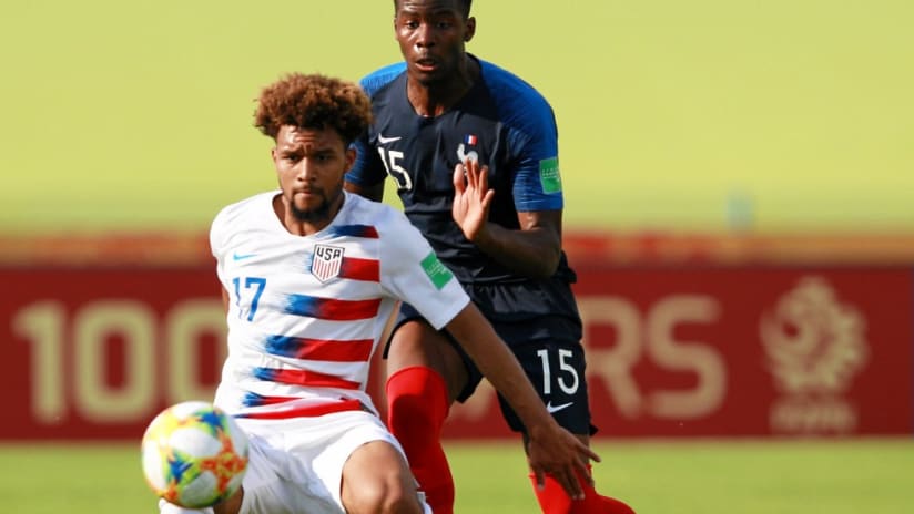 Konrad de la Fuente - US U20 - holding off French player