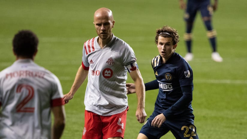 Michael Bradley, Brenden Aaronson battle for ball