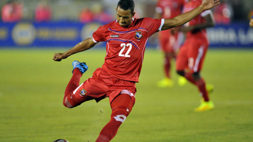 FC Dallas sign midfielder Rolando Escobar