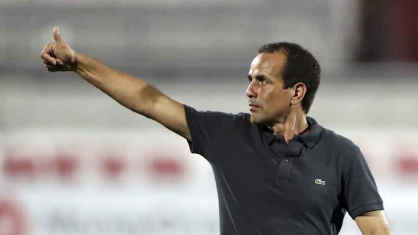 Oscar Pareja thumbs up