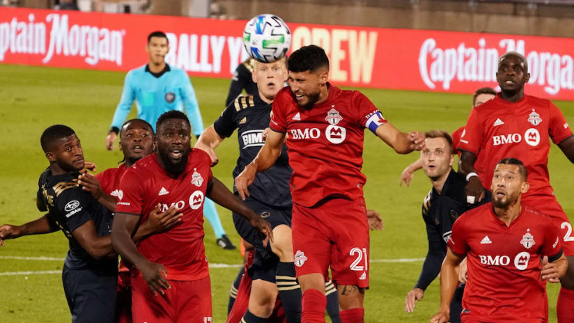 Toronto FC, Philadelphia Union battle for ball