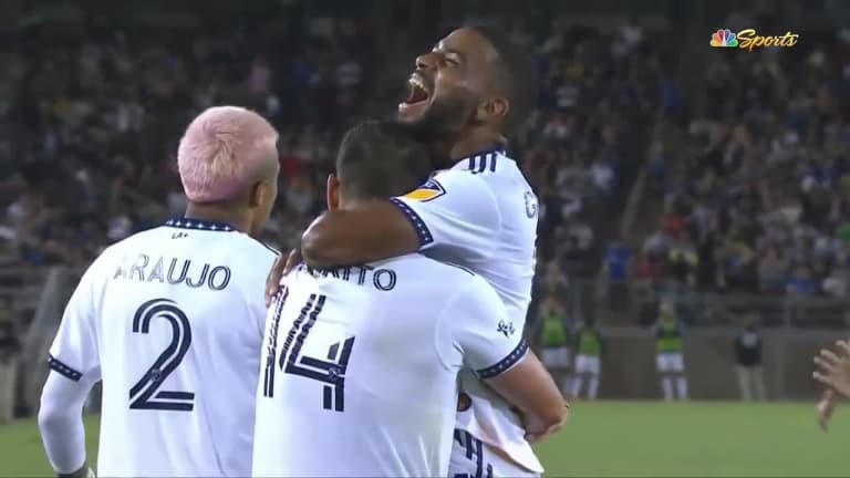 GOAL: Javier Hernández Balcázar, LA Galaxy - 69th minute