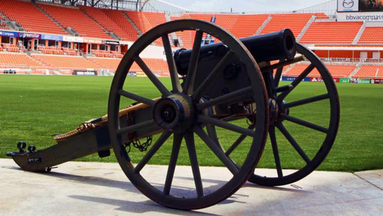 "El Capitan" on line in Texas Derby between Houston Dynamo and FC Dallas -