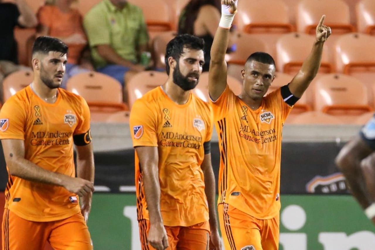 Mauro Manotas - celebrates goal - Dynamo win