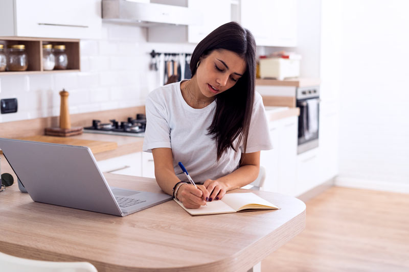 student learning how to take notes the same way as high atar achievers