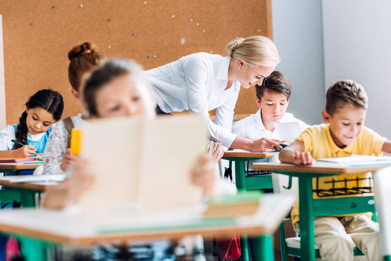 teacher adapting to individual students work