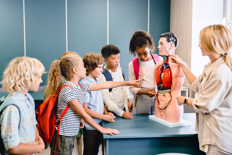 teacher inspiring kids to do their own learning