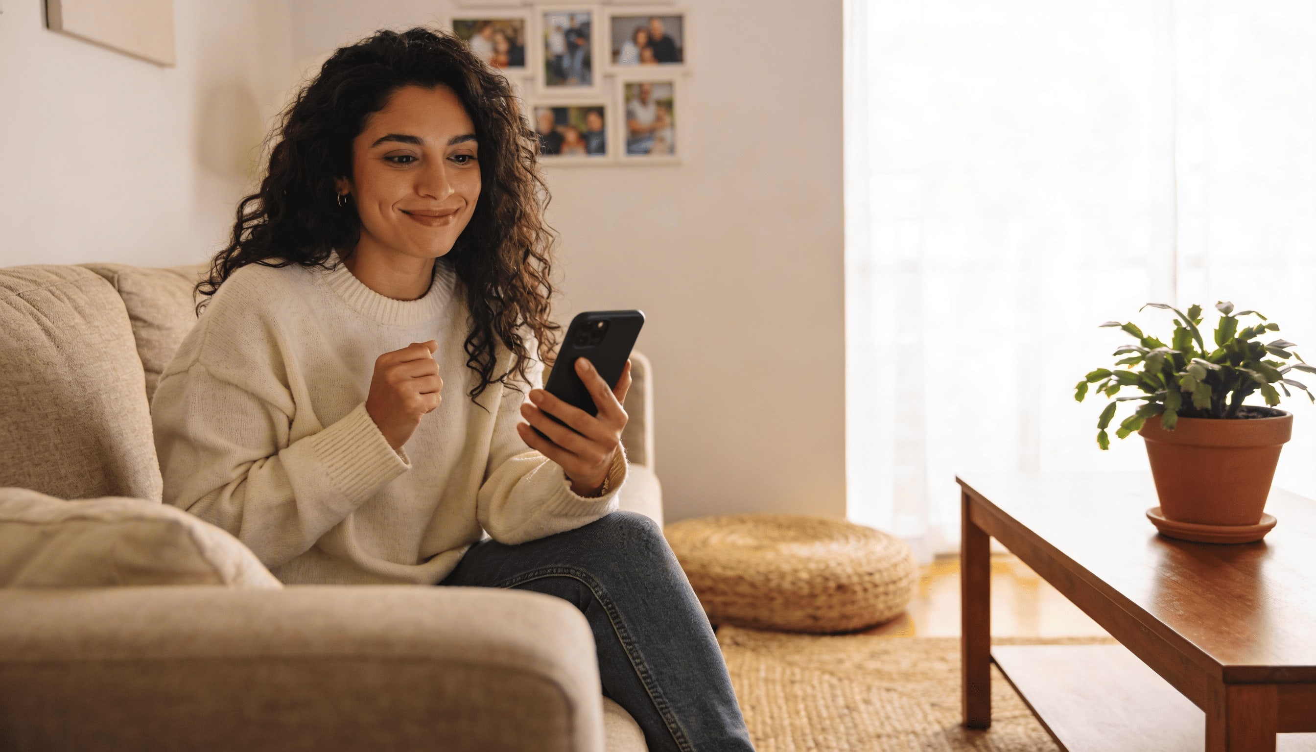 Une conseillère Safe Invest Property au téléphone avec un client