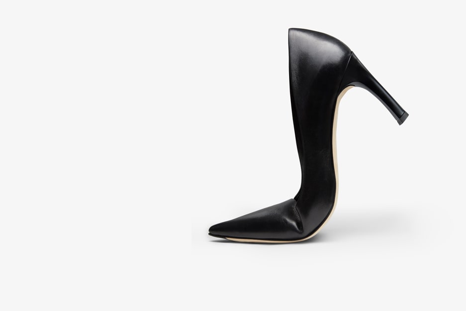Ginger pump in black bending to show flexibility in the toe bed