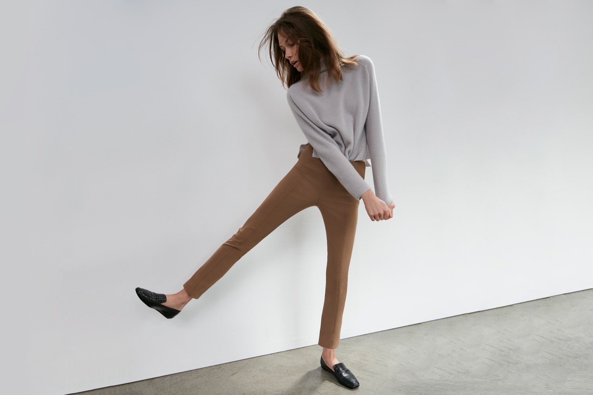 Woman wearing the Arbus sweater and Foster pant