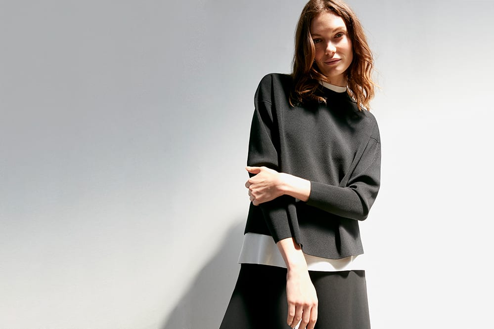 Woman wearing the Para pullover and the Giulia top.