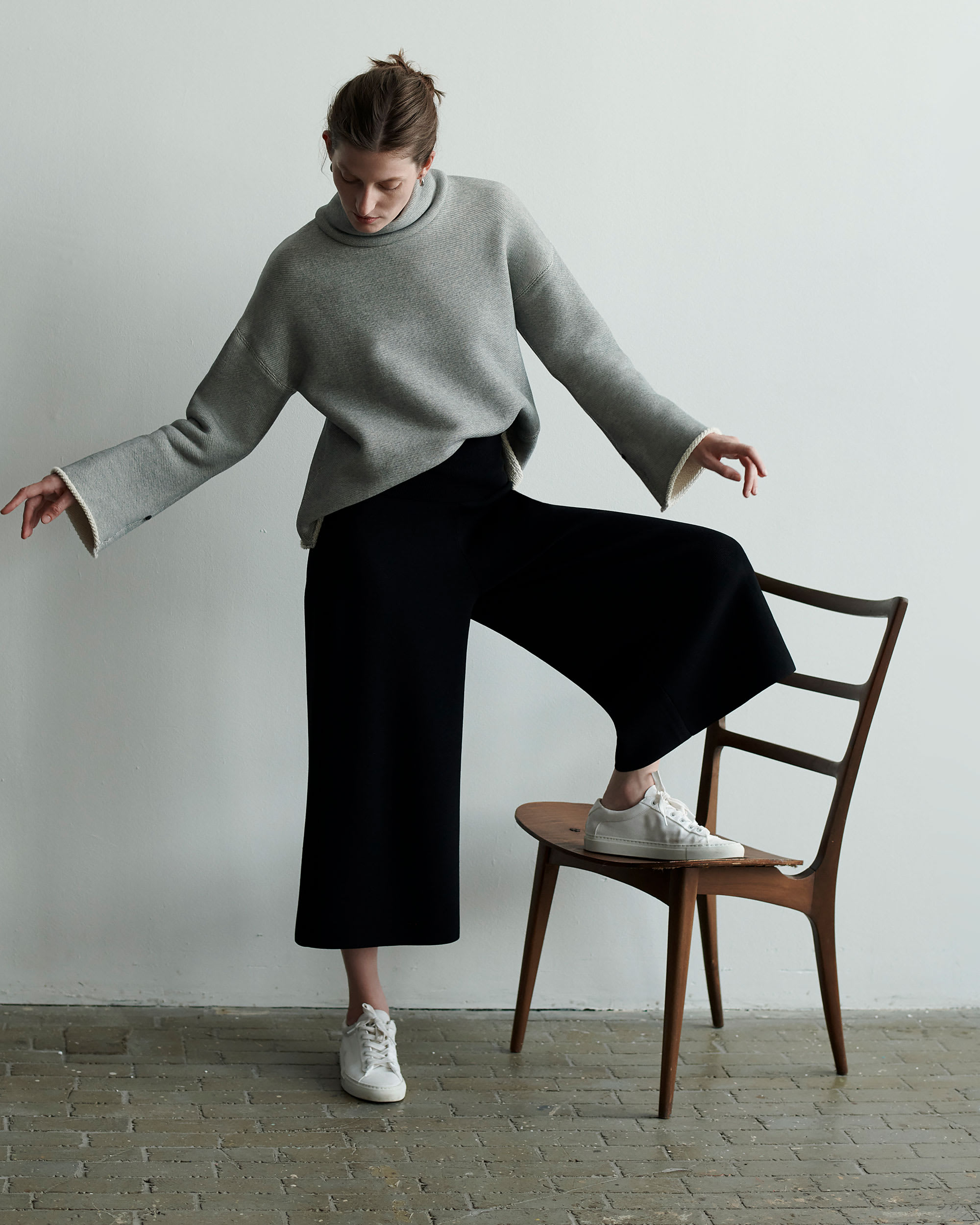 Woman wearing the Sharon sweater and the Rogala pant.