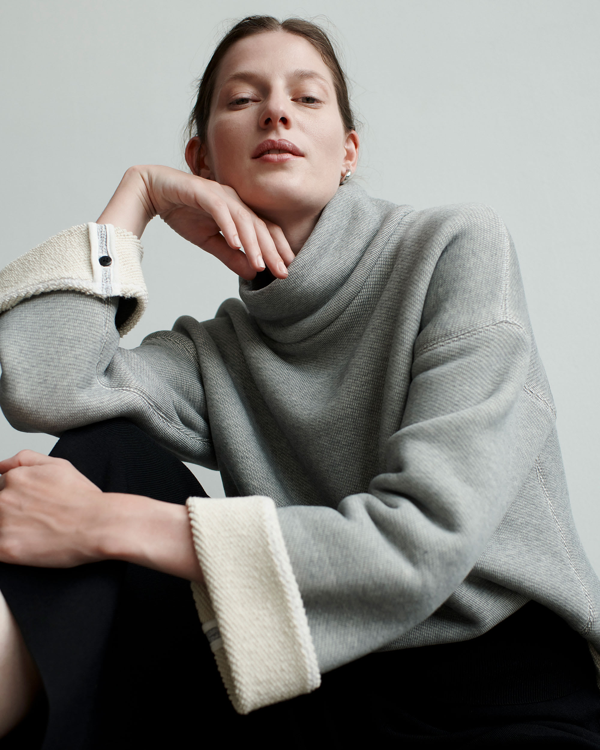Woman wearing the Sharon sweater and the Rogala pant.