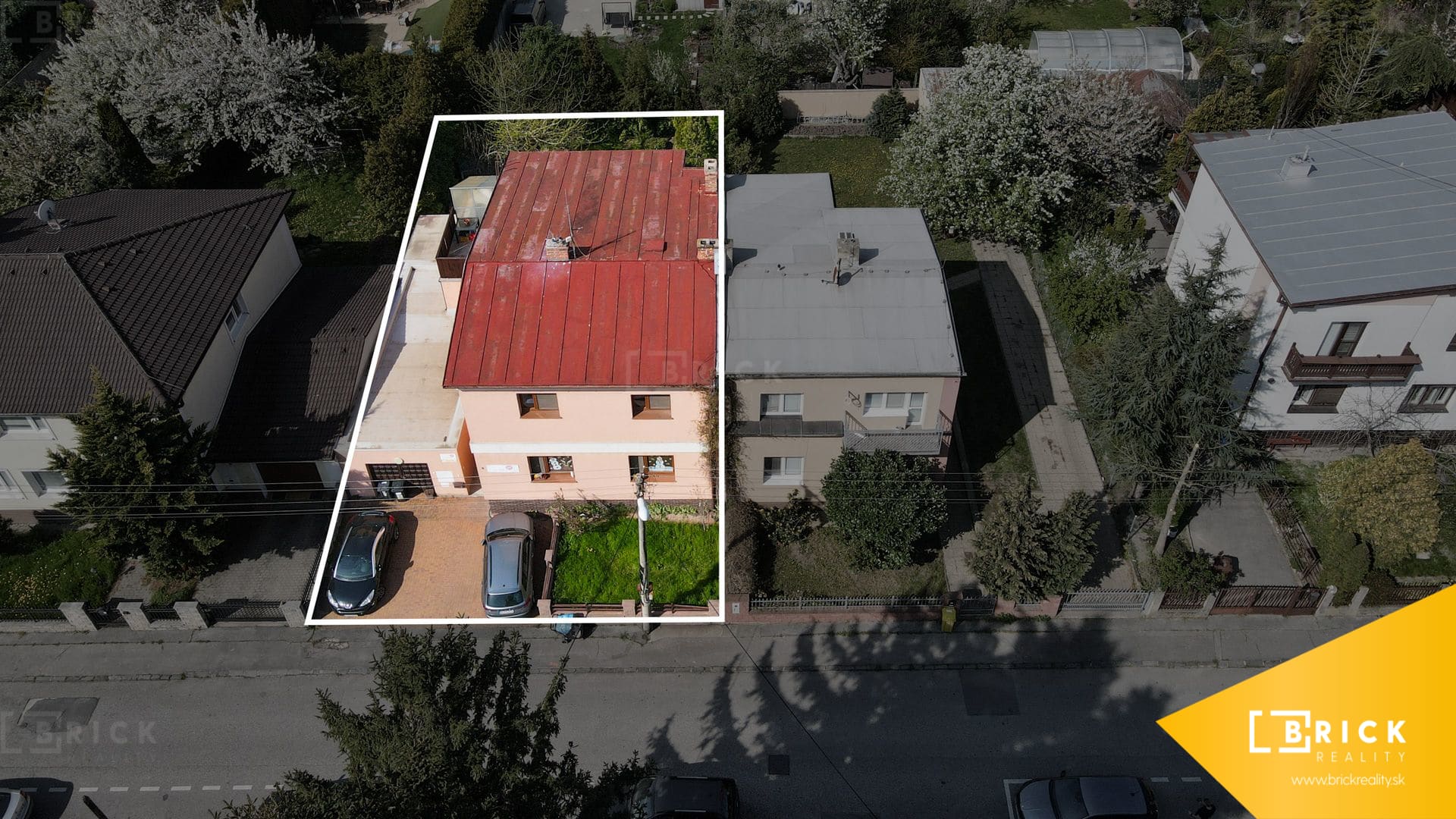 PREDAJ: Rodinný dom s pozemkom 540 m2 a garážou 60 m2, Bratislava