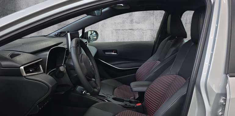 Toyota Corolla Hybrid XSE 2025 argent