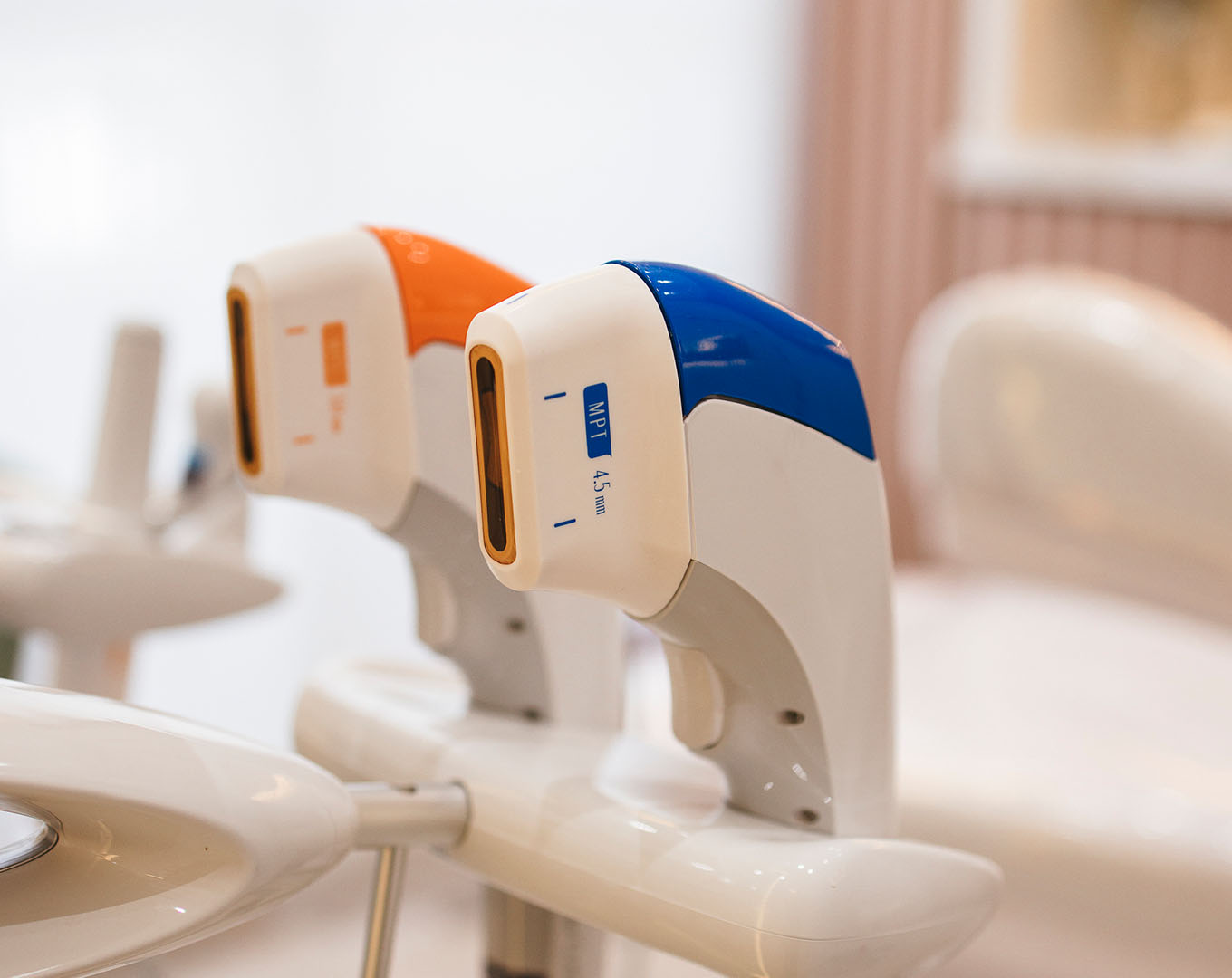 Aplicação de ultrassom microfocado Ultraformer MPT no contorno facial