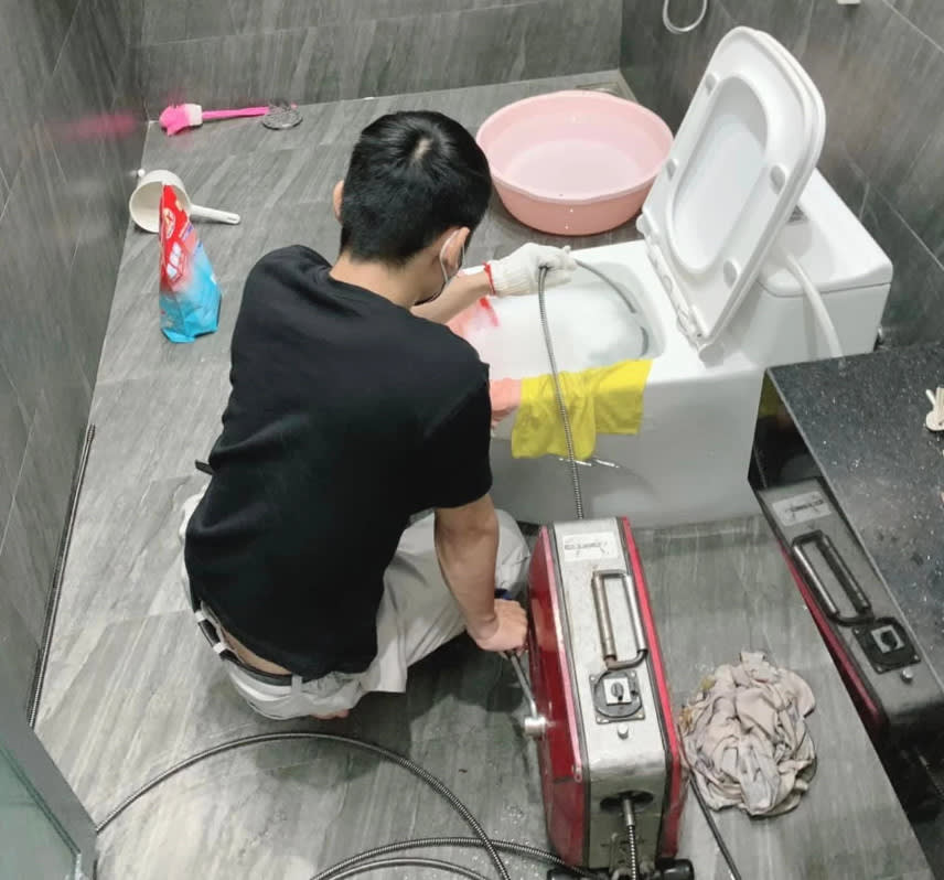 Thông tắc bồn cầu