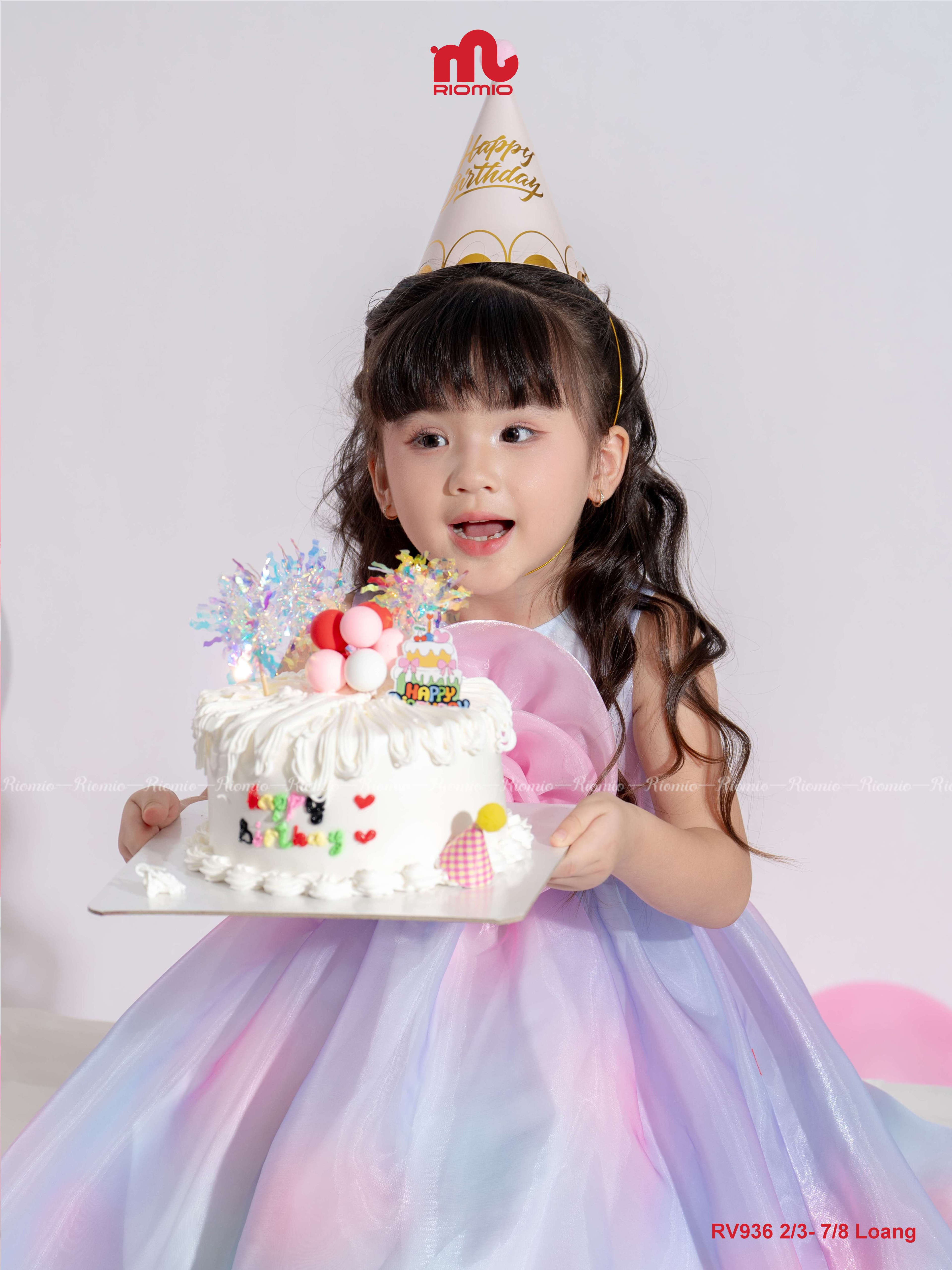 Lớp ngoài sử dụng chất liệu tơ sống cao cấp bồng bềnh, mang lại hiệu ứng bắt sáng lấp lánh vô cùng đẹp mắt khi bé bước đi dưới nắng hay ánh đèn tiệc. Ẩn bên trong là lớp lót lụa êm ái, trơn mướt, xóa