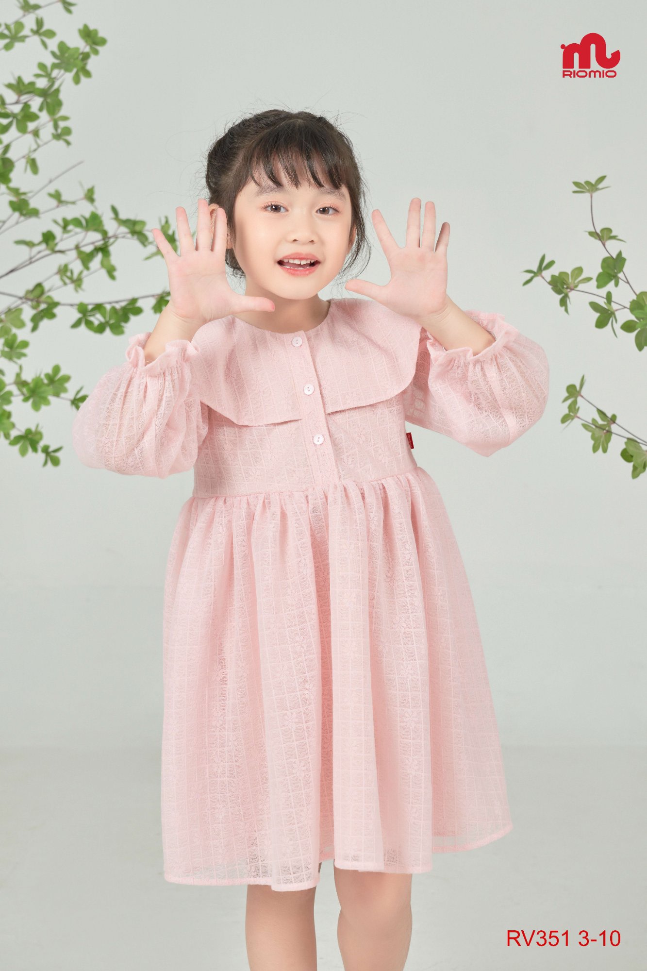 Đường may bo viền tinh tế giúp form váy xòe tự nhiên, bé êm ái trong từng cử động.