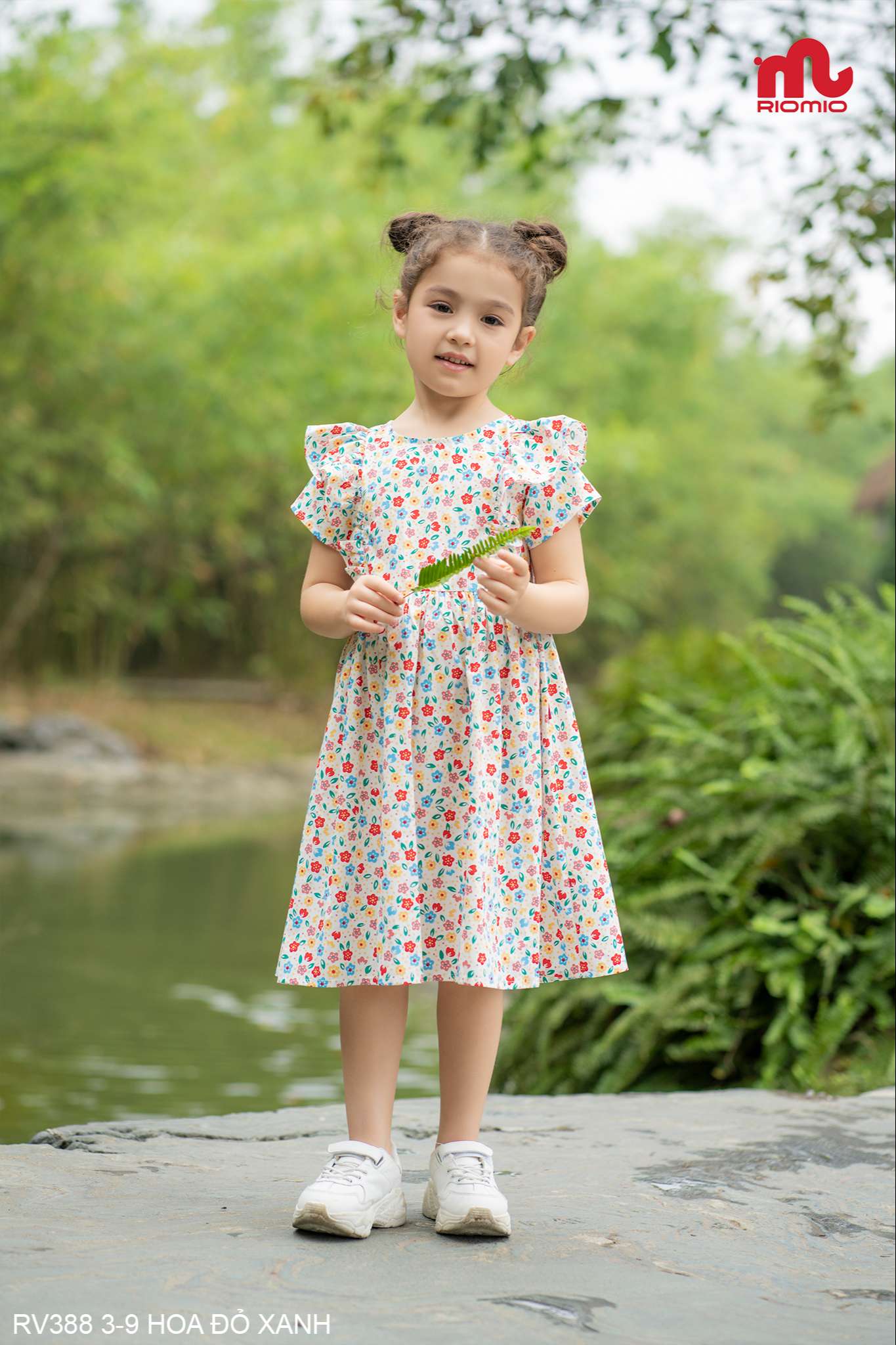 Sản phẩm ghi điểm với bề mặt vải thô cao cấp cực kỳ mềm mát, thân thiện với làn da mỏng manh của trẻ. Họa tiết nhí Cherry được in tràn viền sắc nét, sinh động.