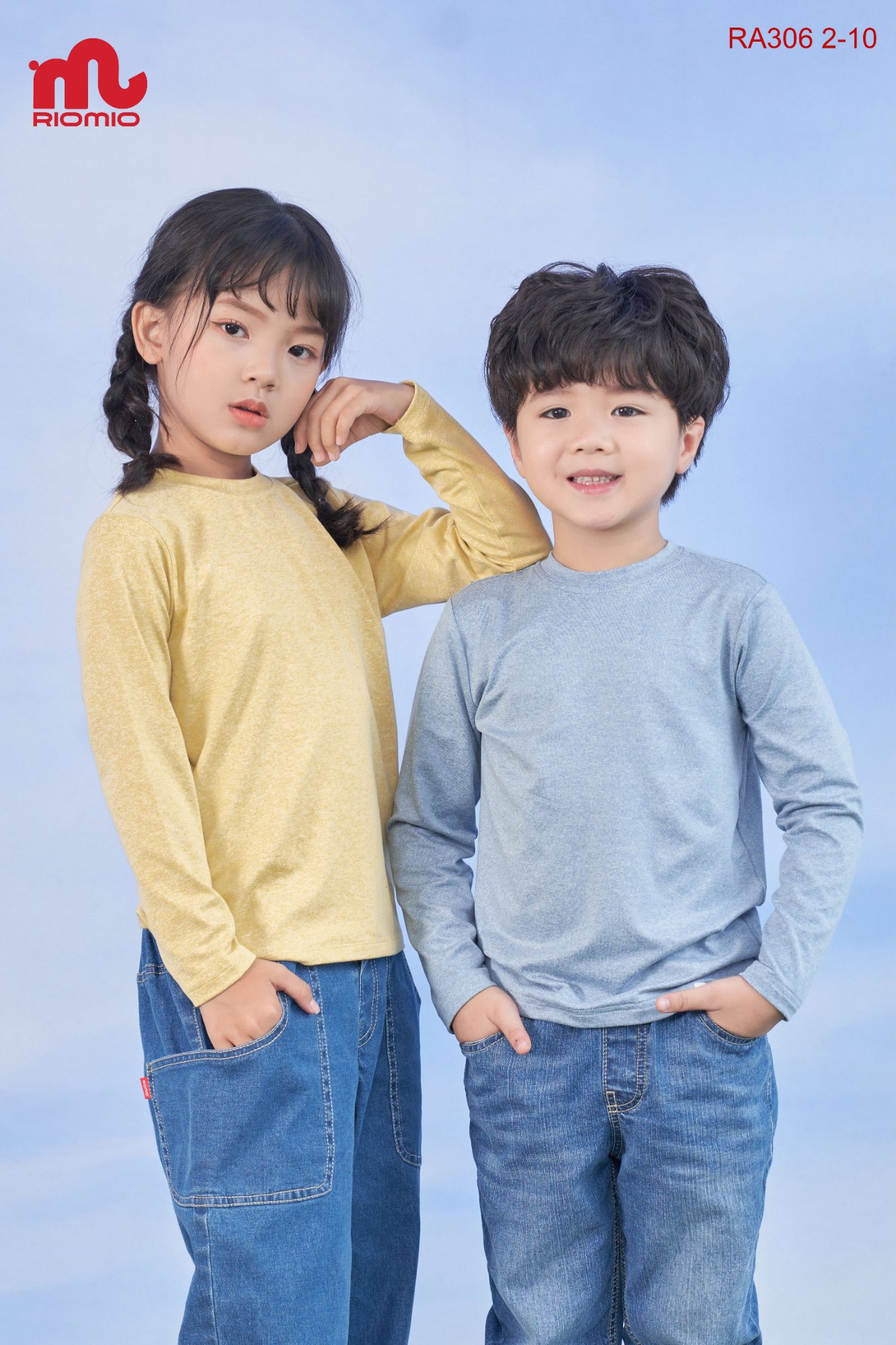 Sử dụng dòng vải giữ nhiệt loang nhập khẩu tuyển chọn với bề mặt đanh mịn, sờ mướt tay và an toàn tuyệt đối cho làn da nhạy cảm của bé. Vải có độ đàn hồi tự nhiên, khả năng giữ nhiệt tốt trong tiết tr