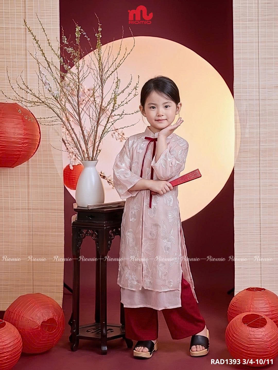 Sử dụng chất liệu vải cao cấp với bề mặt mềm mại, mướt tay cùng độ bay bổng, rủ nhẹ tự nhiên. Lớp lót êm ái bên trong giúp bảo vệ tối đa làn da mỏng manh của trẻ nhỏ, nói không với cảm giác dặm ngứa.
