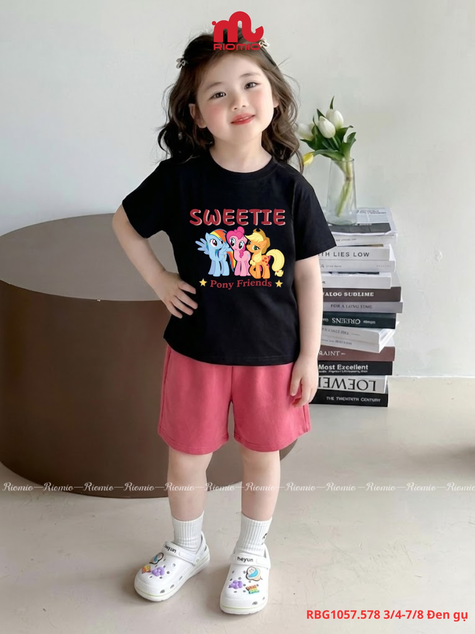 Bề mặt vải cotton co giãn 4 chiều chính phẩm mịn màng, mang lại cảm giác thoáng mát, thấm hút mồ hôi tốt và giữ phom bền bỉ sau nhiều lần giặt.